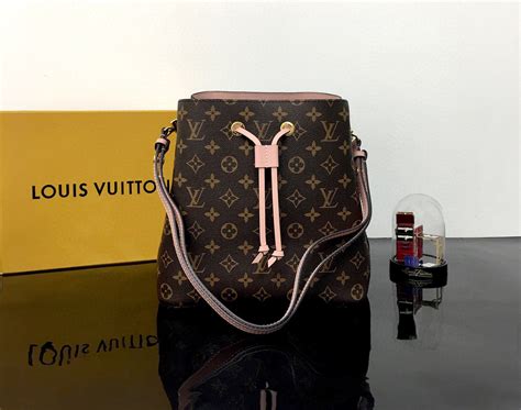 m44022 louis vuitton|Louis Vuitton monogram bag.